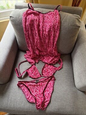Raisins Fuchsia Floral bikini set Size M with matching cover up and shorts